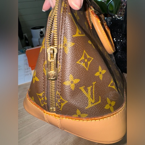 Vintage Louis Vuitton Alma PM- SO MUCH LIFE LEFT TO GIVE! 🥰 - Picture 5 of 7